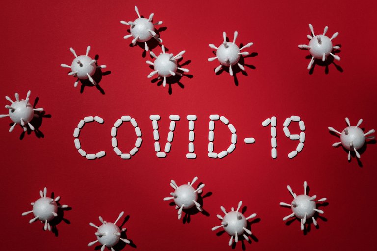 Schrift Covid 19 und Virussymbole